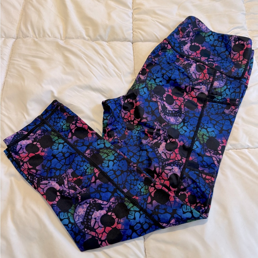 CVG Constantly Varied Gear Shattered Skulls Capri Leggings size Medium